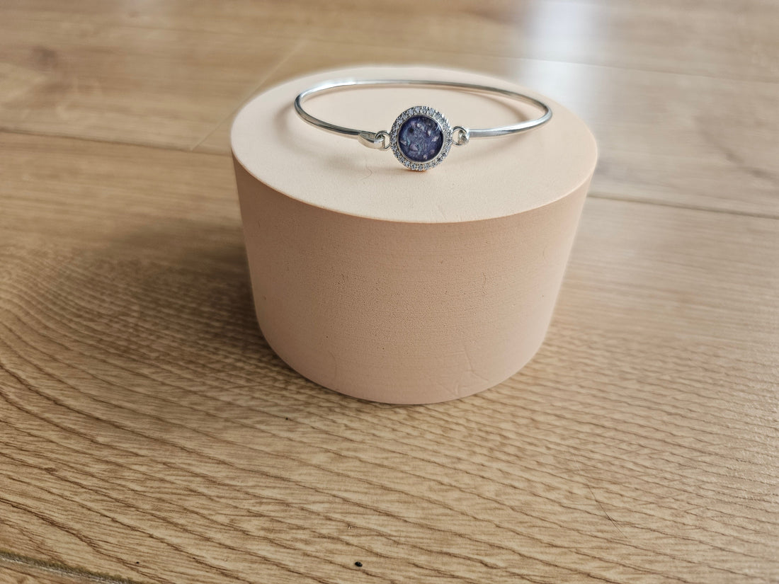 Why chose resin memorial jewellery?